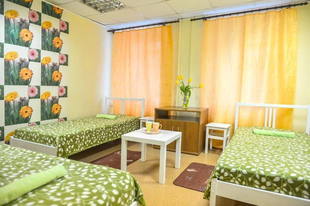 Трехместный номер эконом-класса с общей ванной комнатой